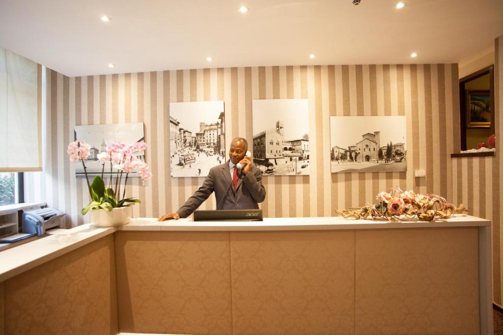 Idealmente localizado no centro de Bolonha, o Boutique Hotel Re Enzo disponibiliza um buffet de pequeno-almoço e acesso Wi-Fi gratuito em toda a propriedade.