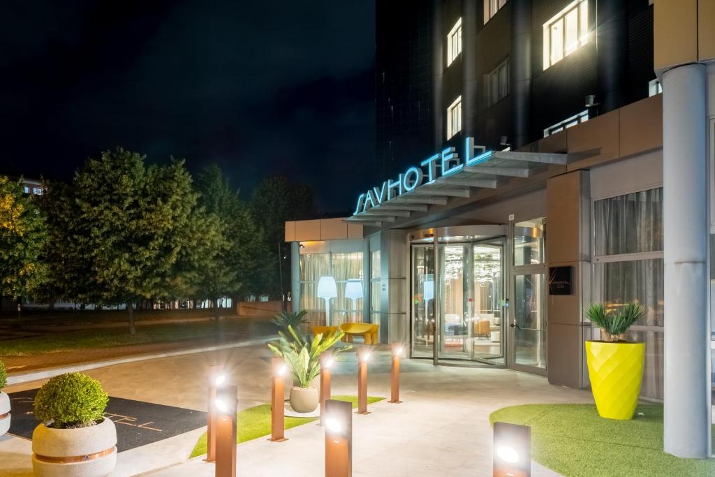 El Savhotel se encuentra a 500 metros del centro de exposiciones Fiera di Bologna, recientemente renovado con diseños modernos y carácter moderno.