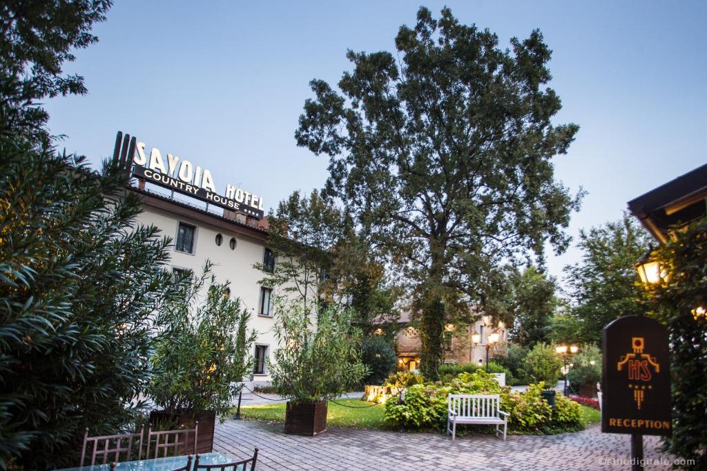 A renovated country house with garden, 5 km from the centre of Bologna, Savoia Hotel offers a traditional restaurant and stylish rooms with free Wi-Fi.