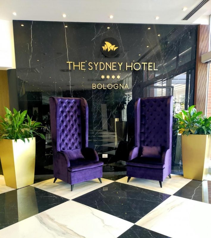 Ofrece piscina al aire libre, gimnasio y restaurante, El Sydney Hotel ofrece habitaciones decoradas con buen gusto con conexión Wi-Fi gratuita.