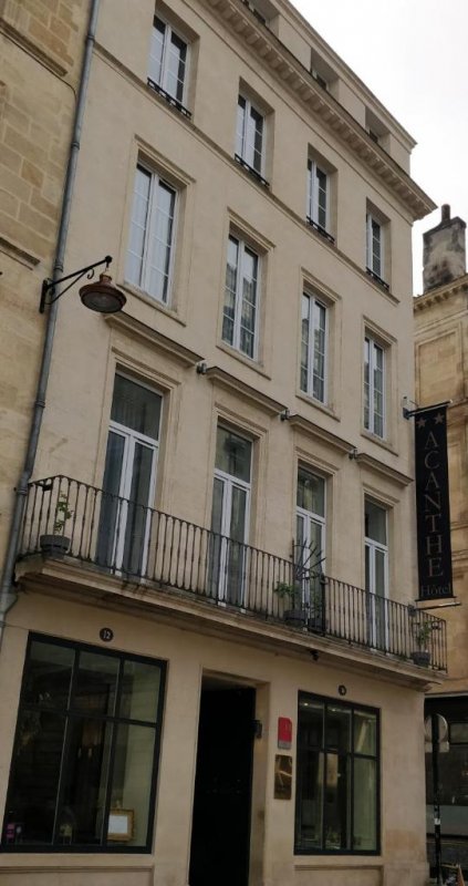 Acanthe Hôtel is located in the pedestrian precinct in the centre of Bordeaux, 50 metres from Place de la Bourse and its Miroir d’Eau.