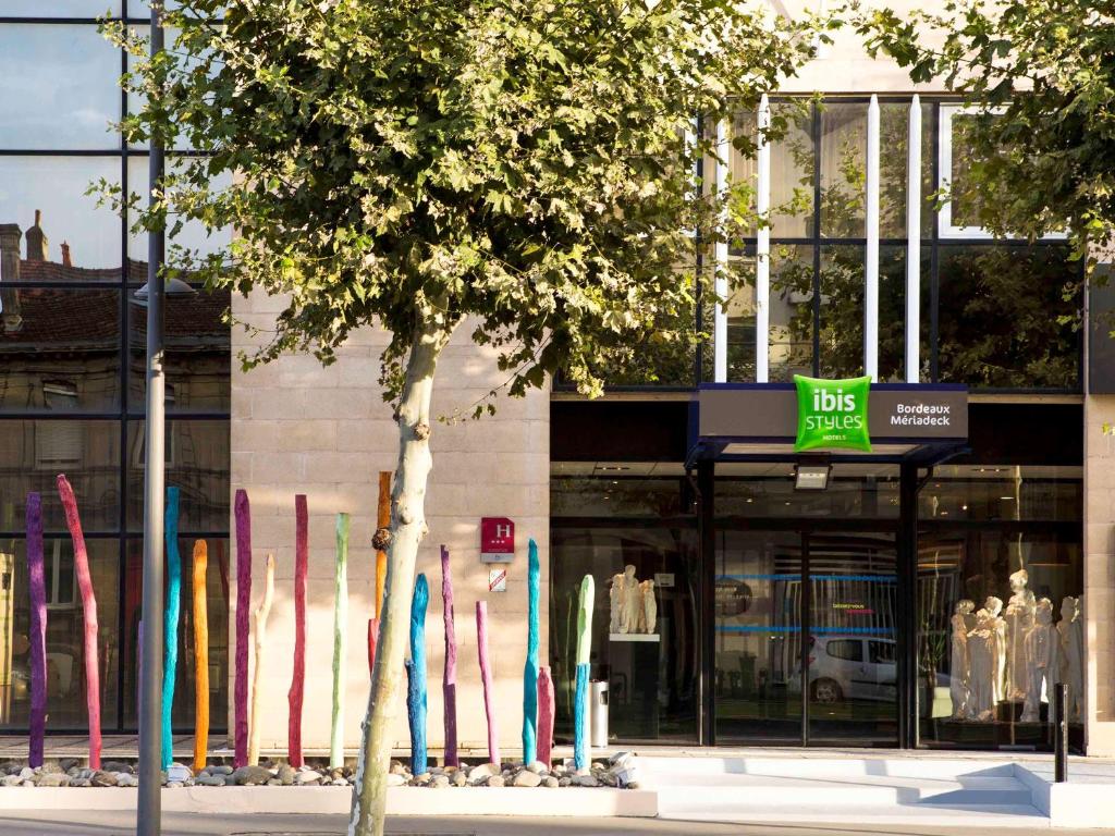 das ibis Styles Bordeaux Mériadeck bietet moderne, klimatisierte Zimmer, die alle mit einer anderen Farbe verziert sind. Das Stadion Bordeaux Matmut Atlantique ist 7.