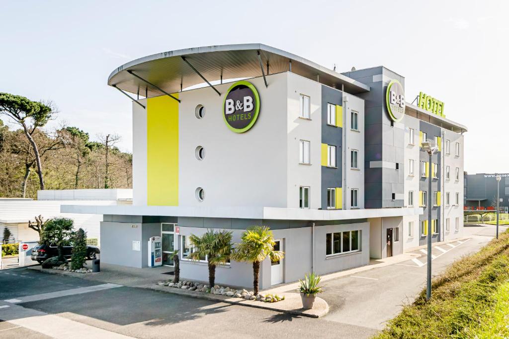 This hotel is located 10 km south of Bordeaux, with easy access to the A630 freeway and free on-site parking.