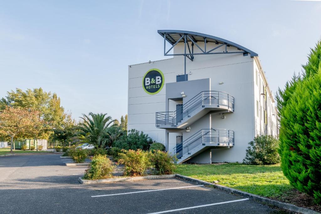 Situato nel quartiere Bordeaux-Lac di Bruges, a 1,7 km da Bordeaux Expo, il B&B HOTEL Bordeaux Lac sur Bruges offre camere climatizzate con connessione WiFi gratuita.