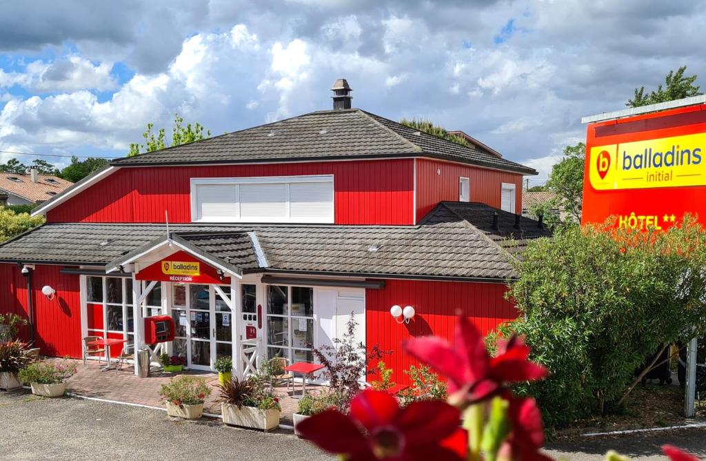 This 2-star hotel is a 10-minute drive from the Bordeaux Mérignac Airport and 15 minutes from Bordeaux town centre.