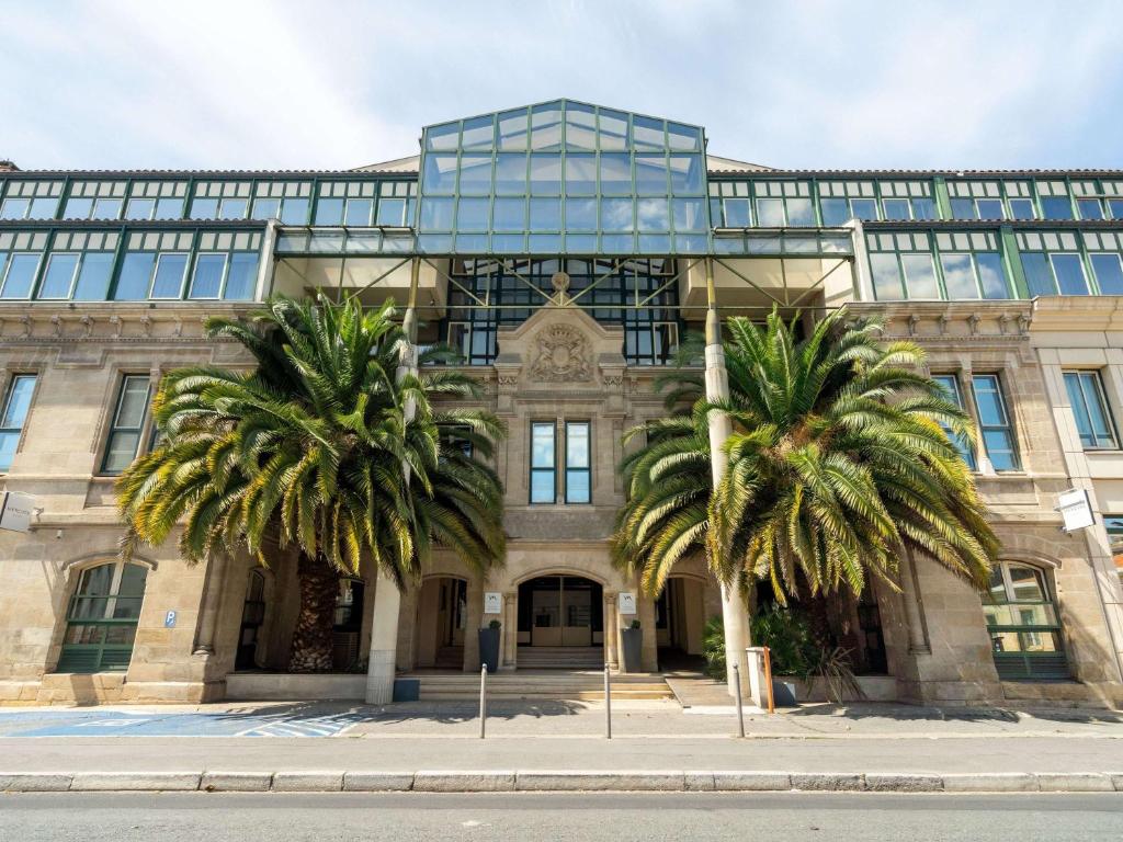 Mercure Bordeaux Chateau Chartrons si trova nel vecchio quartiere del vino, a soli 5 minuti di auto dal centro di Bordeaux e 4.