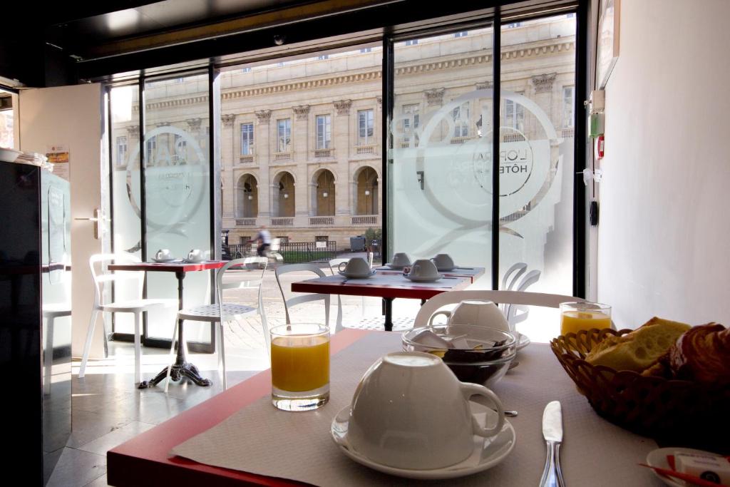 Hotel de L'Opéra is located in the centre of Bordeaux, opposite Le Grand Theatre de Bordeaux, 350 metres from Place des Quinconces.