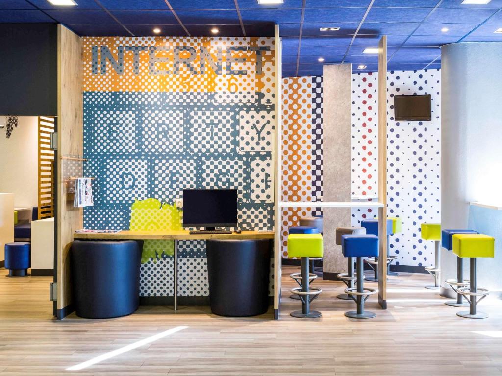 This ibis Budget hotel is located opposite the Bordeaux Saint Jean SNCF Train Station, and close to the Saint Jean Tram Stop.