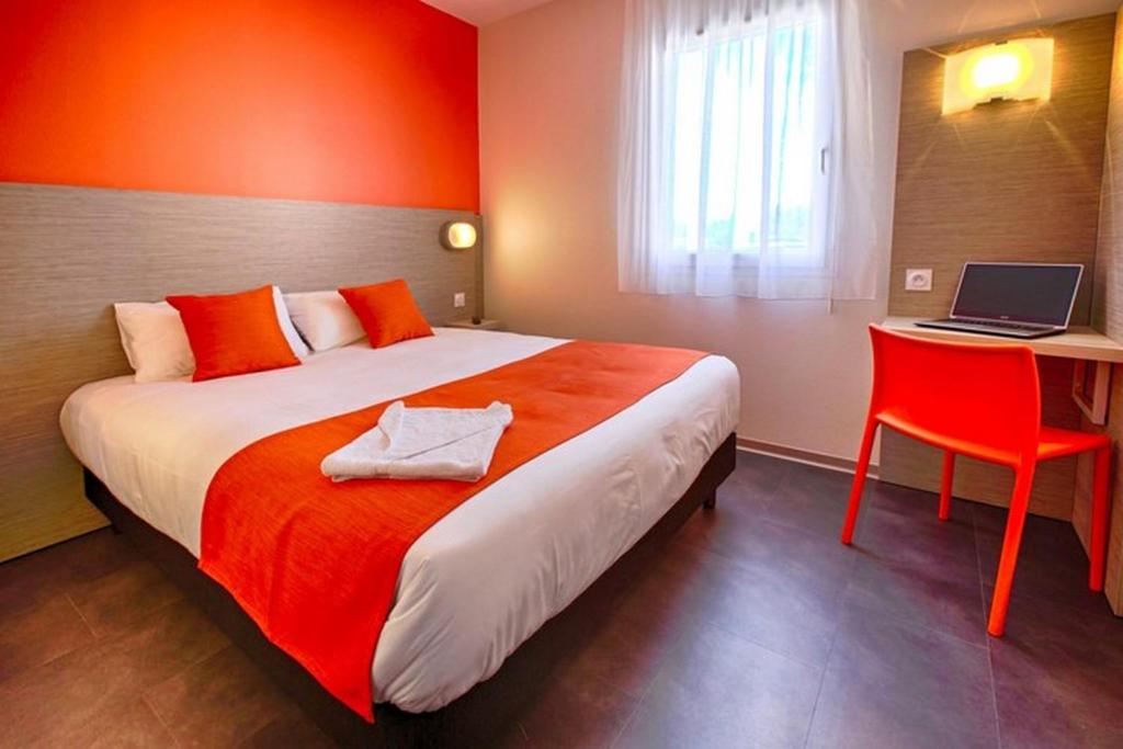 Offering a terrace and views of the garden, Hôtel Formules Club 2 is set in Cenon, a 15-minute drive from Bordeaux historic district and just 650 metres...