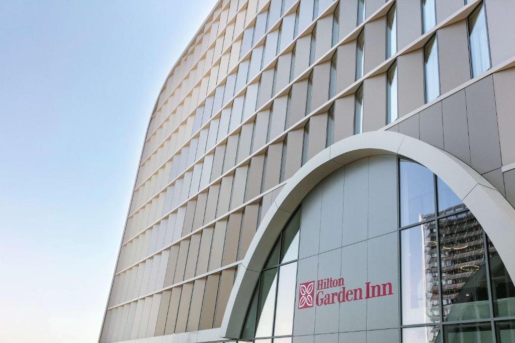 Set in Bordeaux, 1.7 km from Stone Bridge, Hilton Garden Inn Bordeaux Centre offers air-conditioned accommodation and a bar.