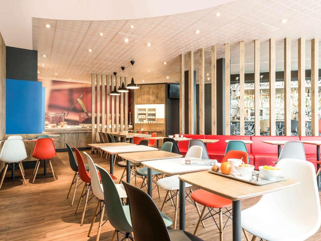 A 5-minute walk from Stalingrad Tram Stop and a 40-minute drive from Saint-Emilion, ibis Bordeaux Centre Bastide offers 24-hour reception, and WiFi is free...