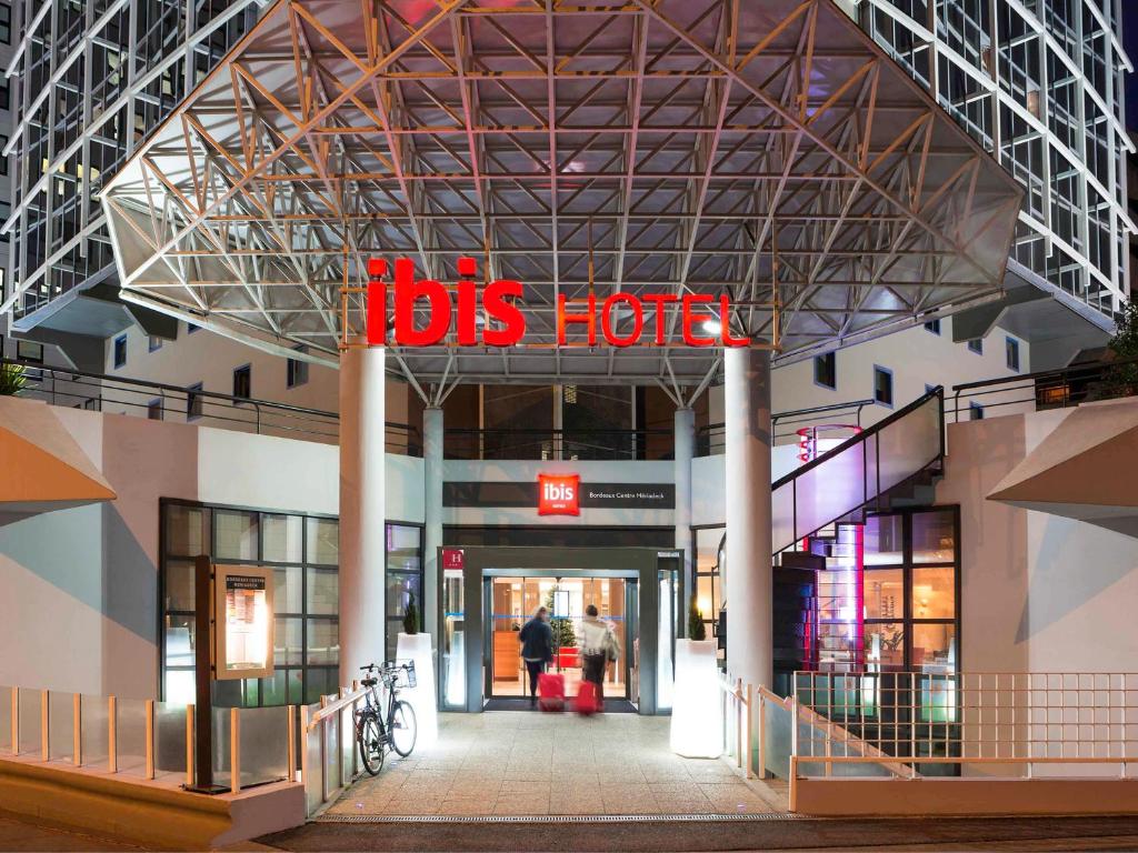 Situat în cartierul de afaceri Bordeaux, ibis Bordeaux Centre Mériadeck oferă o braserie, săli de întâlnire și gustări sunt disponibile 24/7 la bar.