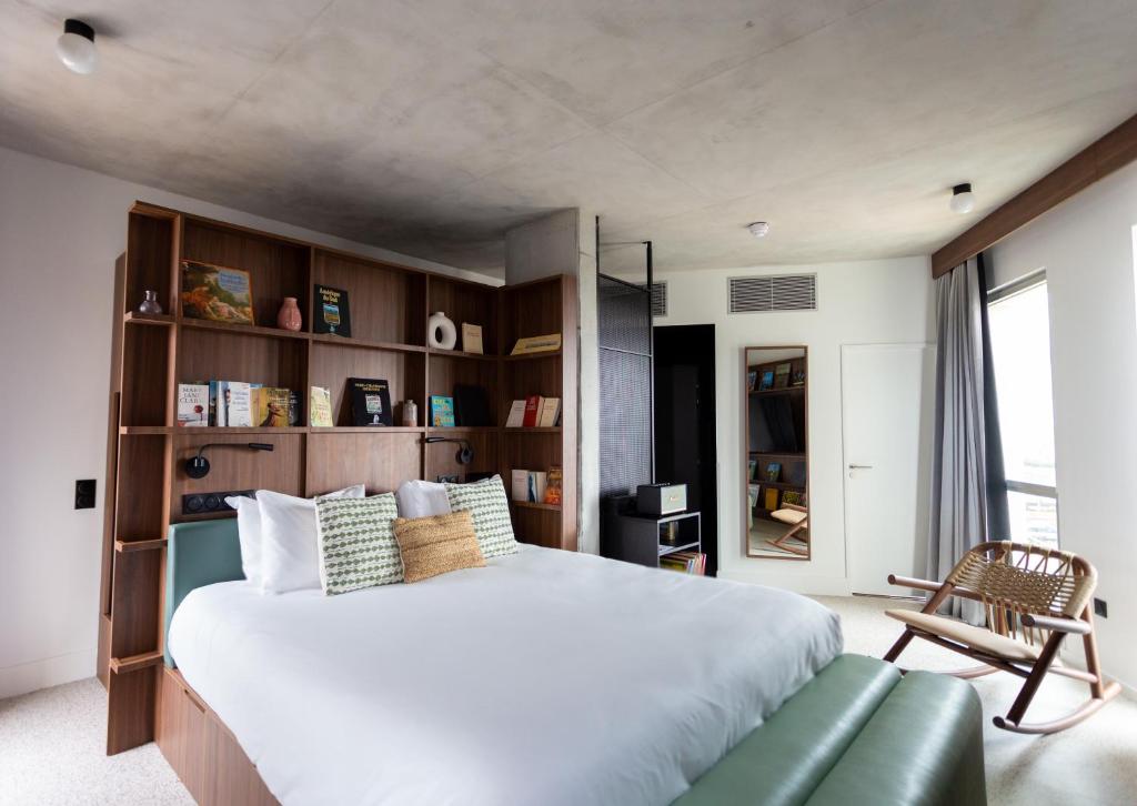 JOST Hôtel Bordeaux Centre Gare Saint Jean features a seasonal outdoor swimming pool, terrace, a restaurant and bar in Bordeaux.