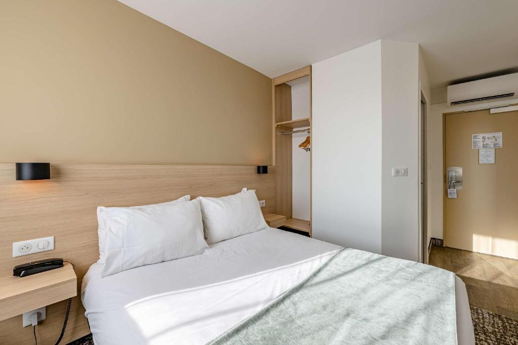 Located next to a lake, on the outskirts of Bordeaux, the modern Sure Hotel by Best Western Bordeaux Lac offers rooms with free Wi-Fi access.