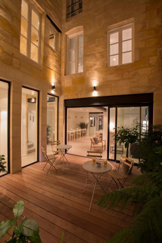 Located in the centre of Bordeaux, 100 meters away from Grands Hommes Square, Allées de Tourny and Gambetta Square, this air-conditioned hotel de charme...