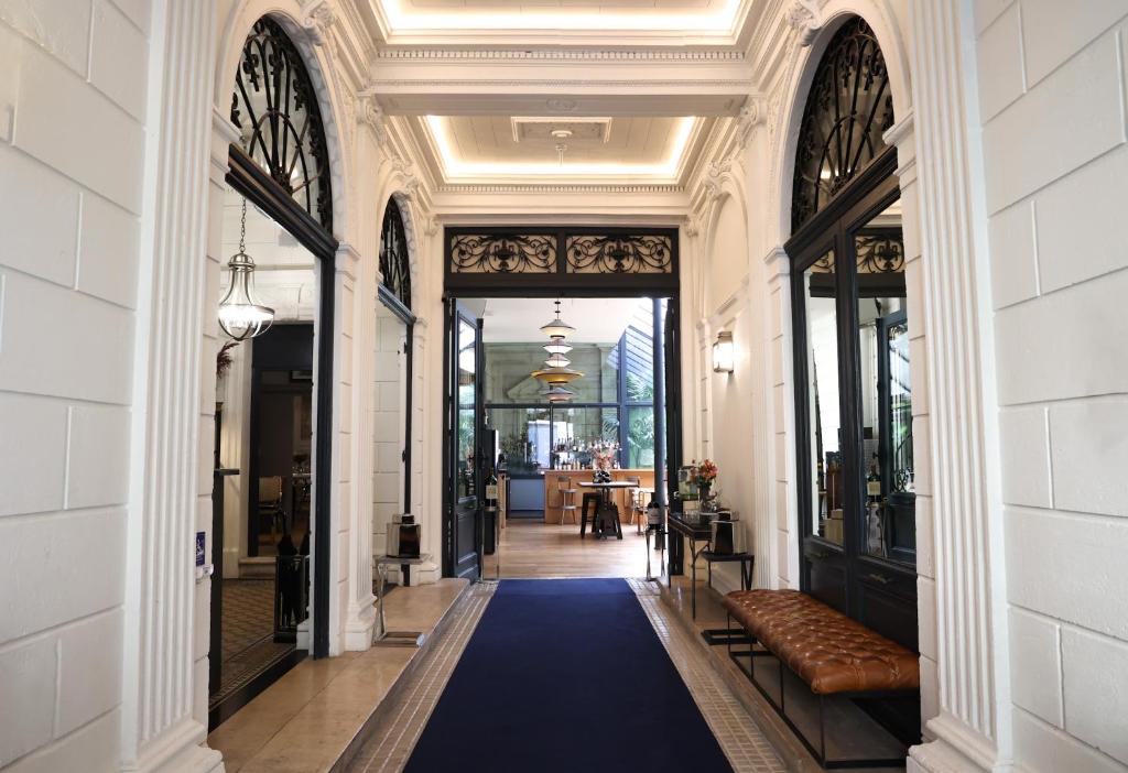 Das Le Boutique Hotel liegt im Herzen des historischen Zentrums von Bordeaux und ist ein Stadthaus aus dem 18. Jahrhundert, das einen üppigen, grünen Innenhof umgibt.