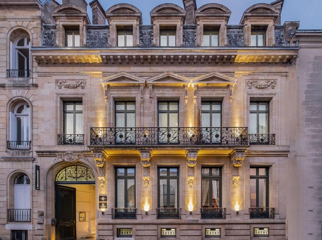 Situado em Bordeaux, a 1,1 km do CAPC Musee d'Art Contemporain, o Le Palais Gallien Hôtel & Spa disponibiliza acomodações com uma...