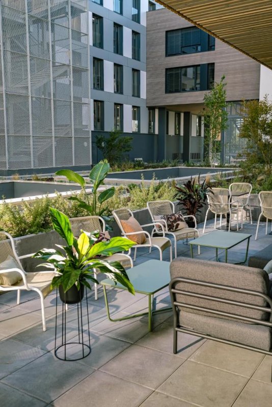 Set in Bordeaux, 3 km from Wine and Trade Museum, Live Hotels Bordeaux Lac offers accommodation with a terrace, private parking, a restaurant and a bar.