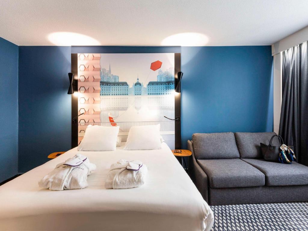 For a weekend discovery between lovers or friends alike, the Mercure Bordeaux Centre-Ville is a must in the heart of our beautiful wine region, just 7 km...