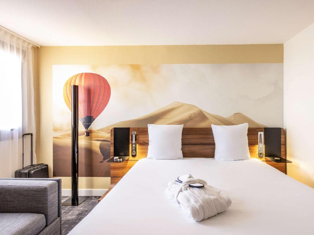This 4-star Novotel is located 50 metres from Tram C station, a 3 tram-stop ride from the heart of Bordeaux and the Place de la Bourse and only 400 metres...