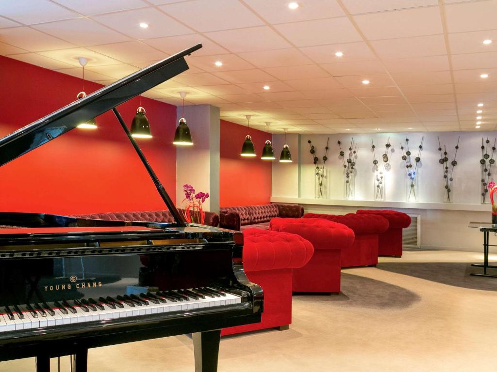 Located on the outskirts of Bordeaux, just 1 km from Stade Matmut Atlantique and Bordeaux Exhibition Centre, this Mercure hotel features an outdoor...