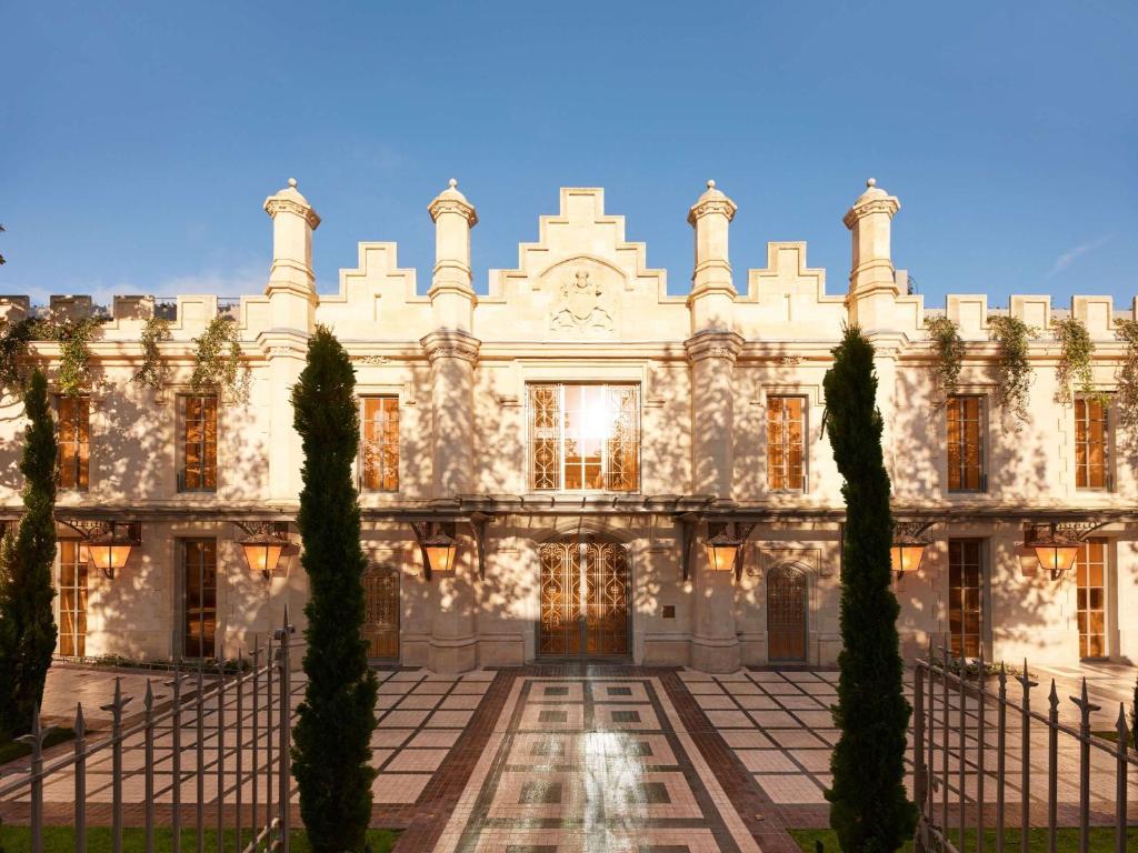 Das Mondrian Bordeaux Les Carmes begrüßt Sie in Bordeaux, 800 m vom Wein- und Handelsmuseum entfernt und bietet Unterkünfte mit einem Garten, Privatparkplätzen, einer Terrasse und...