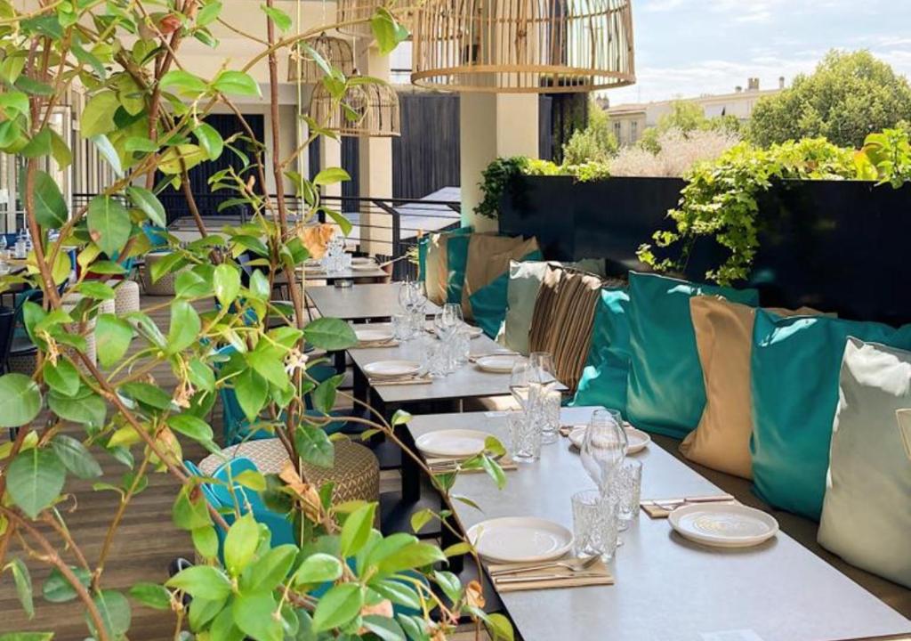 Located in the centre of Bordeaux, Novotel Bordeaux Centre Ville is a 5-minute walk from the old town and the Mériadeck district.