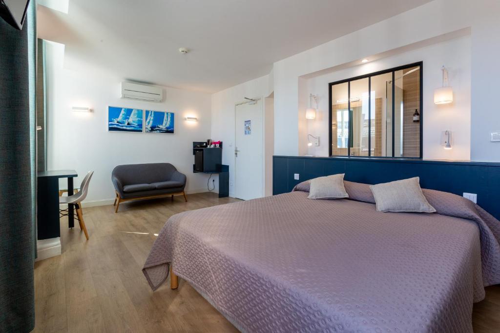 Hotelul Regina este situat în Bordeaux vizavi de Gara St Jean, precum şi Tram C, staţii de transfer taxi şi aeroport.