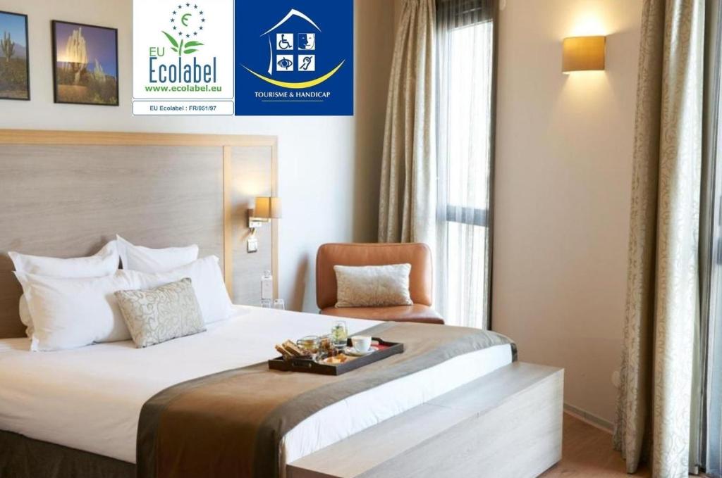 Located in Bordeaux, 400 metres from Bordeaux Wines Museum, Hotel Vatel boasts air-conditioned rooms with free WiFi throughout the property.