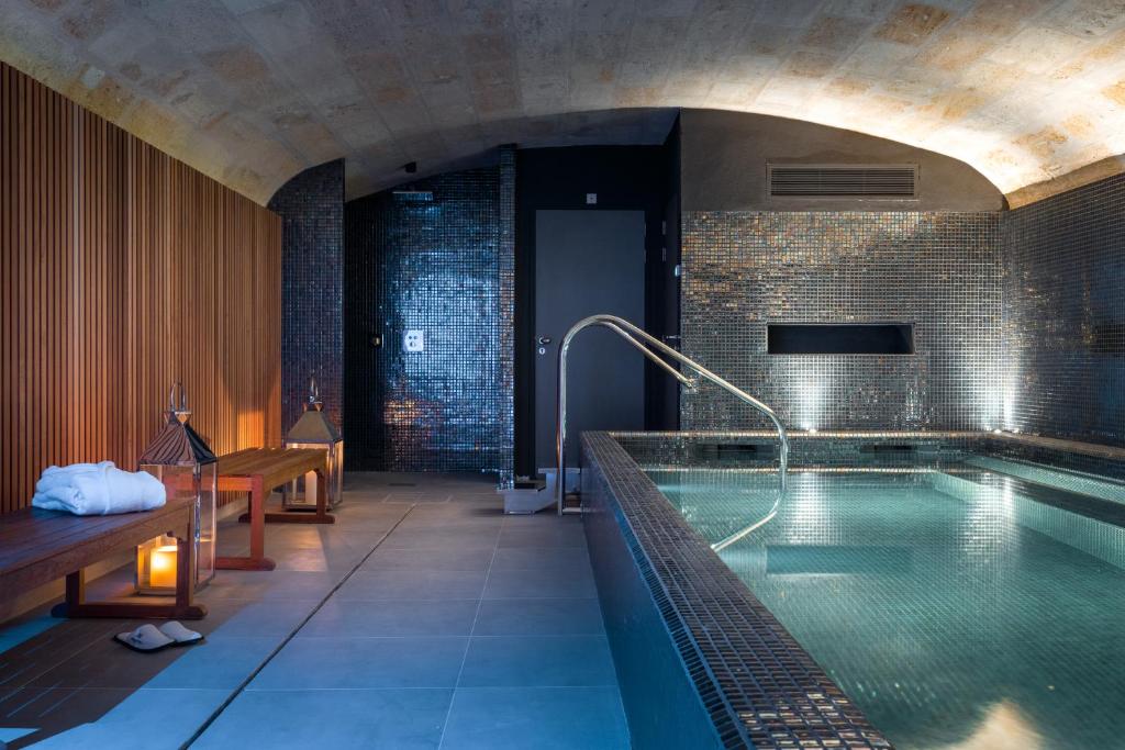 Set in Bordeaux and with CAPC Musee d'Art Contemporain reachable within 200 metres, Villas Foch Boutique Hotel & Spa Bordeaux offers concierge services,...