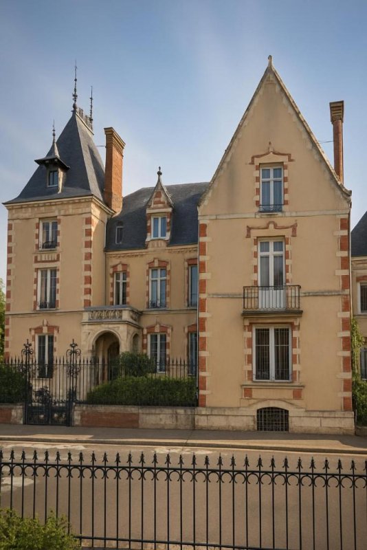 Located in Chartres, 200 metres from Municipal Theatre of Chartres, Maunoury Citybreak provides air-conditioned rooms with free WiFi.