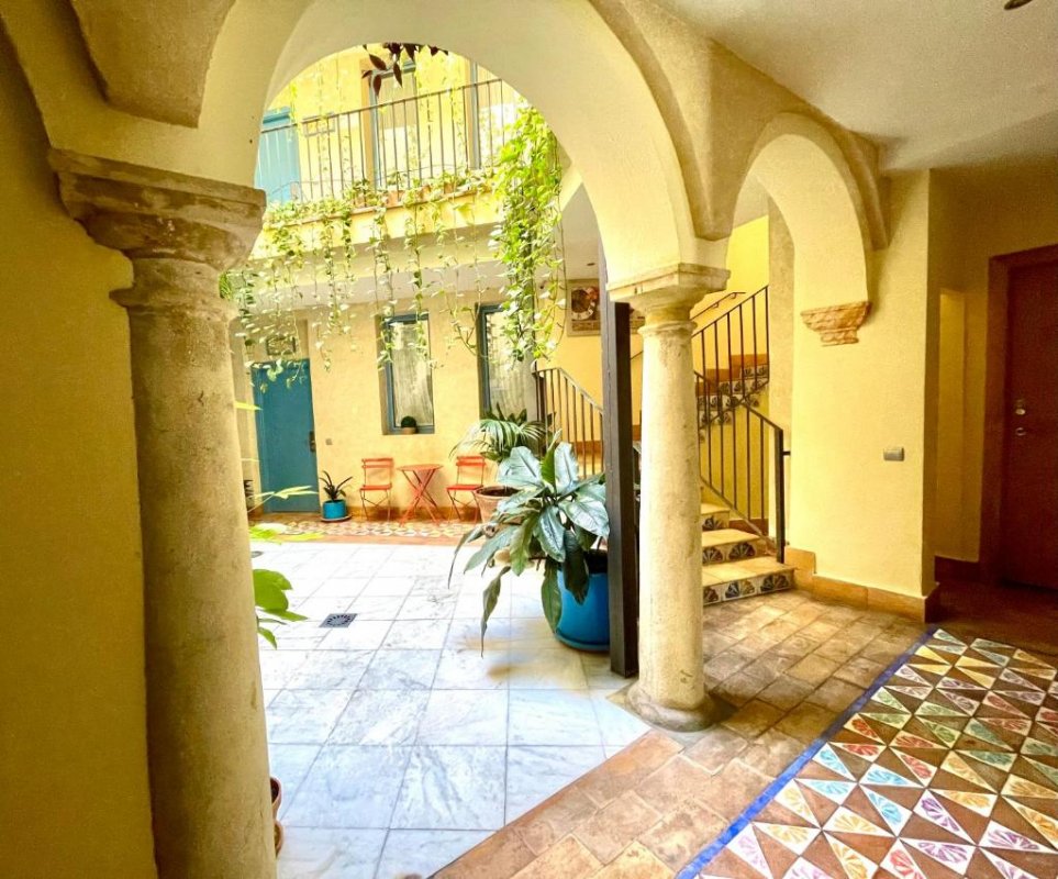 This charming hotel occupies a historic building in the centre of Cordoba. It offers attractive rooms with free Wi-Fi access.