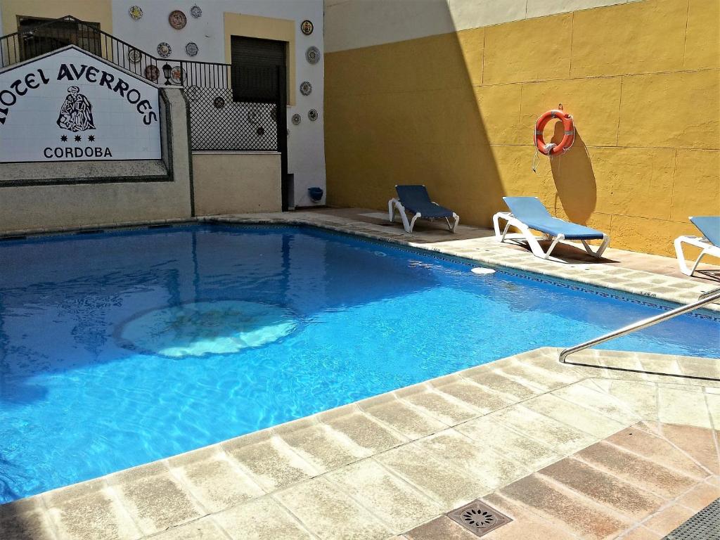 Admira farmecul tradiţional andaluzian la hotelul Averroes, care are propria piscină în aer liber şi este bine situat în oraşul vechi al lui Códoba.