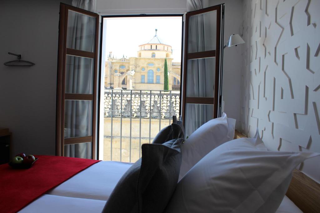 Situado frente a la famosa mezquita de Córdoba, el Hotel Boutique Caireles se encuentra en el centro histórico de Córdoba.