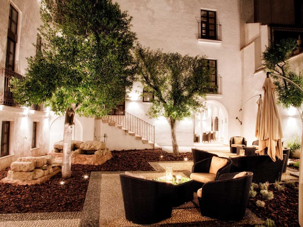 This stylish hotel is in central Córdoba's beautiful Jewish Quarter, next to the Roman Temple Ruins.