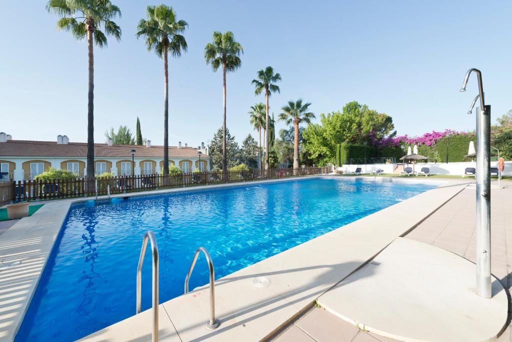 Exe Las Adelfas is set in the residential district of Brillante, 5 minutes’ drive from Córdoba city centre.