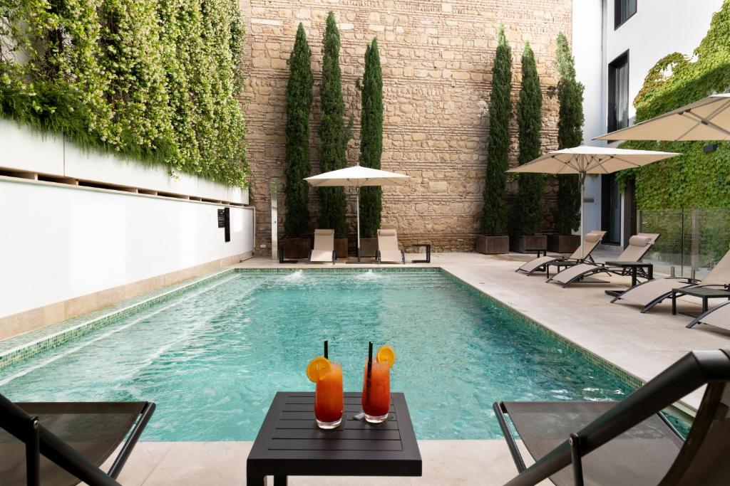 Featuring a garden and a terrace, H10 Palacio Colomera is set in Plaza de las Tendillas in Córdoba, 1.