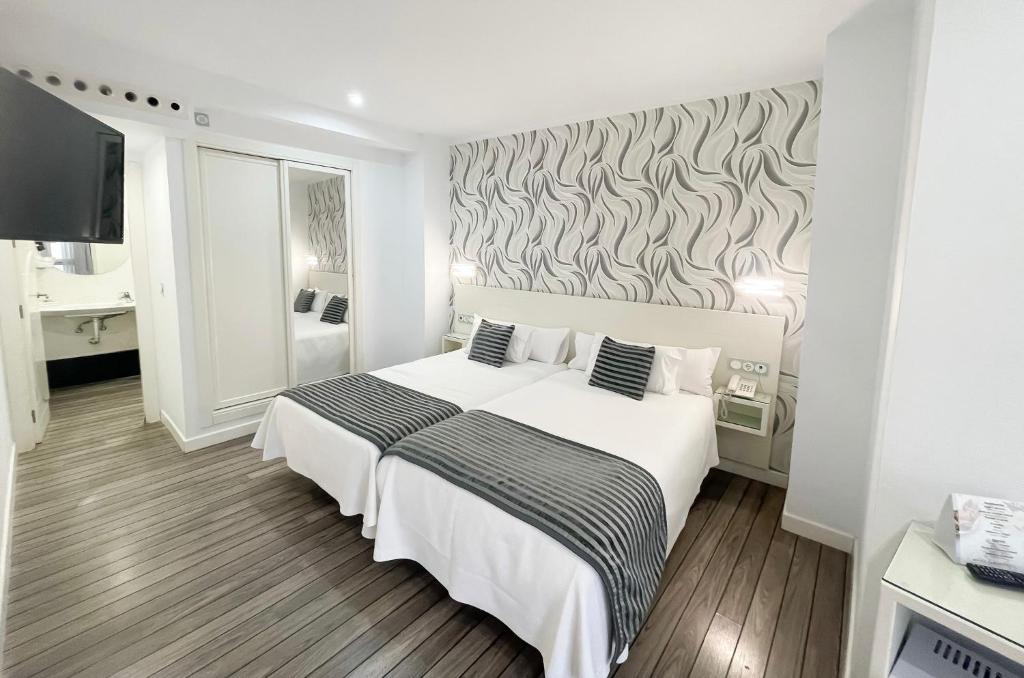 Acest hotel boutique este lângă Puerta Osario, una dintre porțile antice ale Zidului Roman Códobas, și este la 15 minute de mers pe jos de Mezquita.