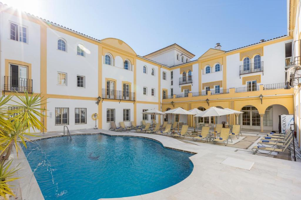 Hotel Macià Alfaros is set in a traditional Andalusian-style building, 15 minutes’ walk from Córdoba’s famous Mosque and its Jewish Quarter.