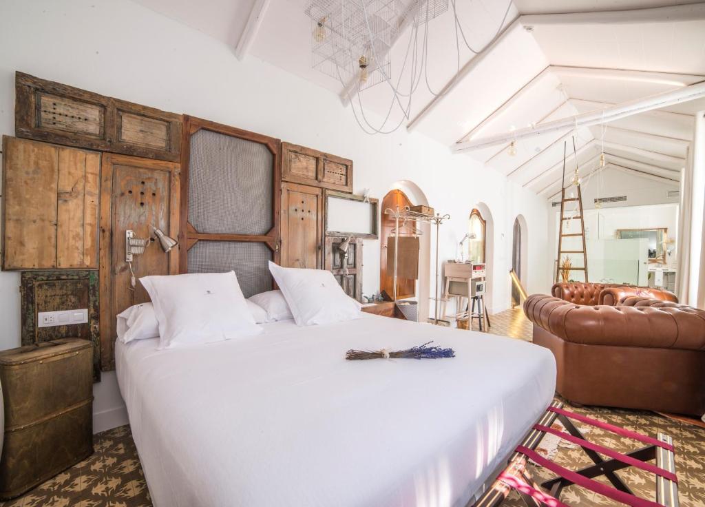 Set in Cordoba Historic Centre, Hotel Madinat features an exclusive hamman and 2 terraces with panoramic views of the Cordoba Mesquite, located just 300...