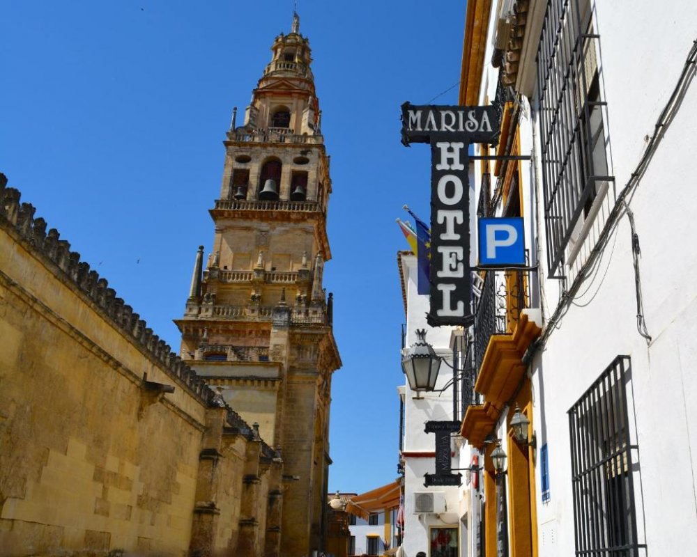 Este hotel se encuentra en el corazón histórico de Córdoba, justo enfrente de la entrada de la Mezquita.