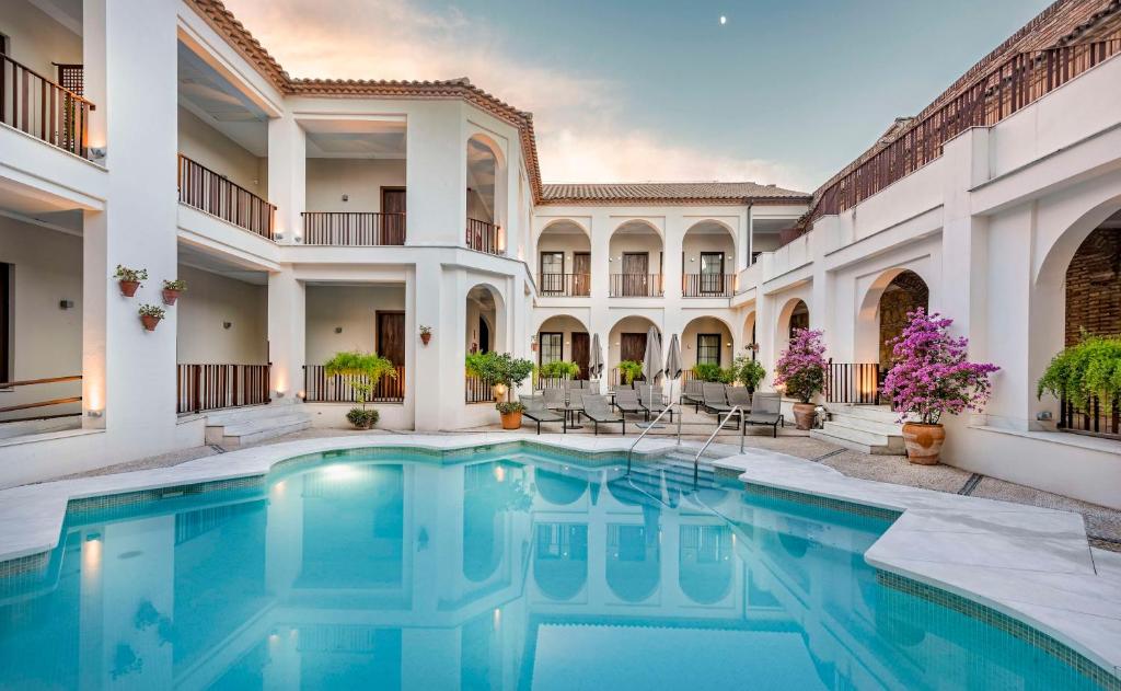 NH Collection Amistad Cordoba is a converted 18th-century mansion located in Cordoba City Centre, 200 metres from the cathedral.