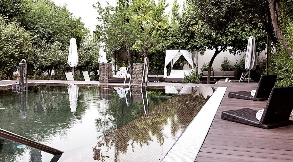 Este hotel de 5 estrellas ocupa un palacio del siglo XVI en el corazón de la antigua ciudad de Córdoba. Cuenta con una piscina al aire libre en bonitos jardines.