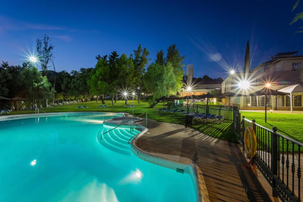 Set in attractive gardens, the Crisol Jardines de Córdoba offers accommodation in Cordoba with a seasonal outdoor pool, a hot tub and a restaurant.