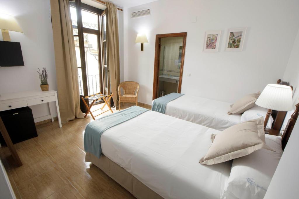 El Hotel San Miguel está situado entre el centro histórico y el moderno distrito financiero y empresarial de Córdoba.