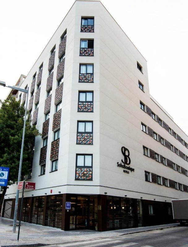 Located in Córdoba, 1.6 km from Cordoba Mosque, Soho Boutique Córdoba provides accommodation with a seasonal outdoor swimming pool, private parking, a...