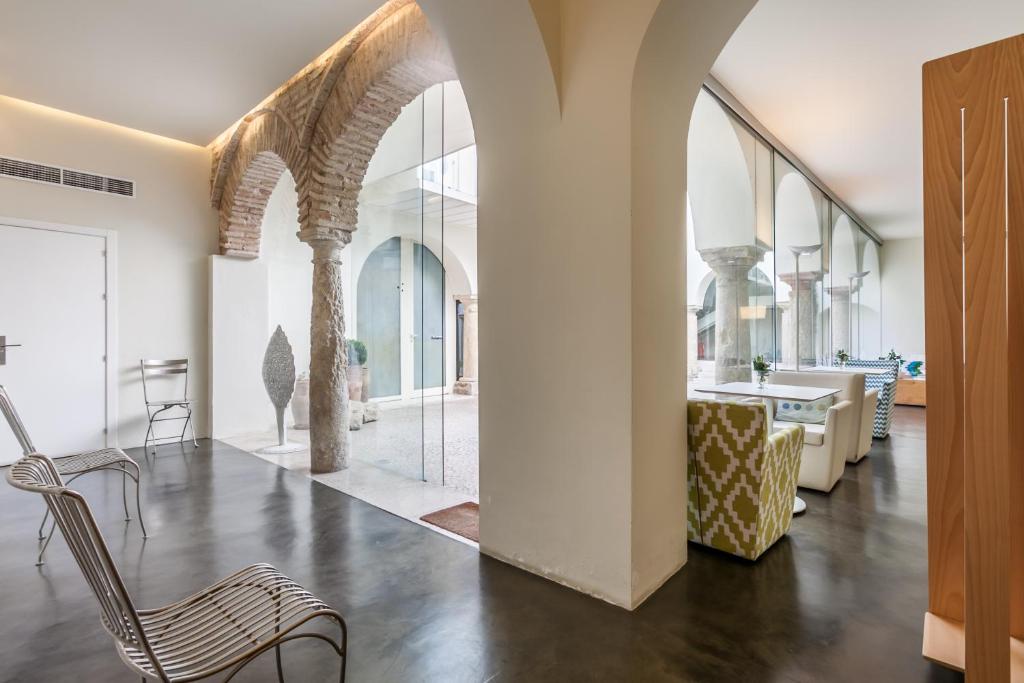 This stylish hotel is located in Córdoba’s beautiful old town, 12 minutes’ walk from the spectacular Mezquita.