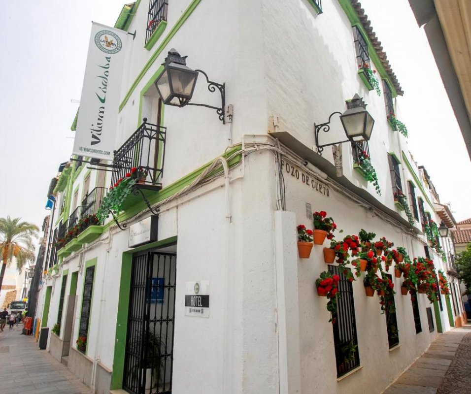 Situato nel quartiere Juderia di Córdoba, a 12 km da Medina Azahara, a 700 metri dalla Torre di Calahorra e a 1.