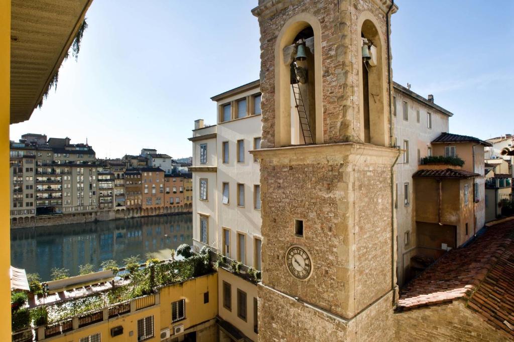 Situato a soli 250 metri dalla Galleria degli Uffizi, l'Hotel Alessandra sorge in un edificio cinquecentesco, una residenza nobiliare.