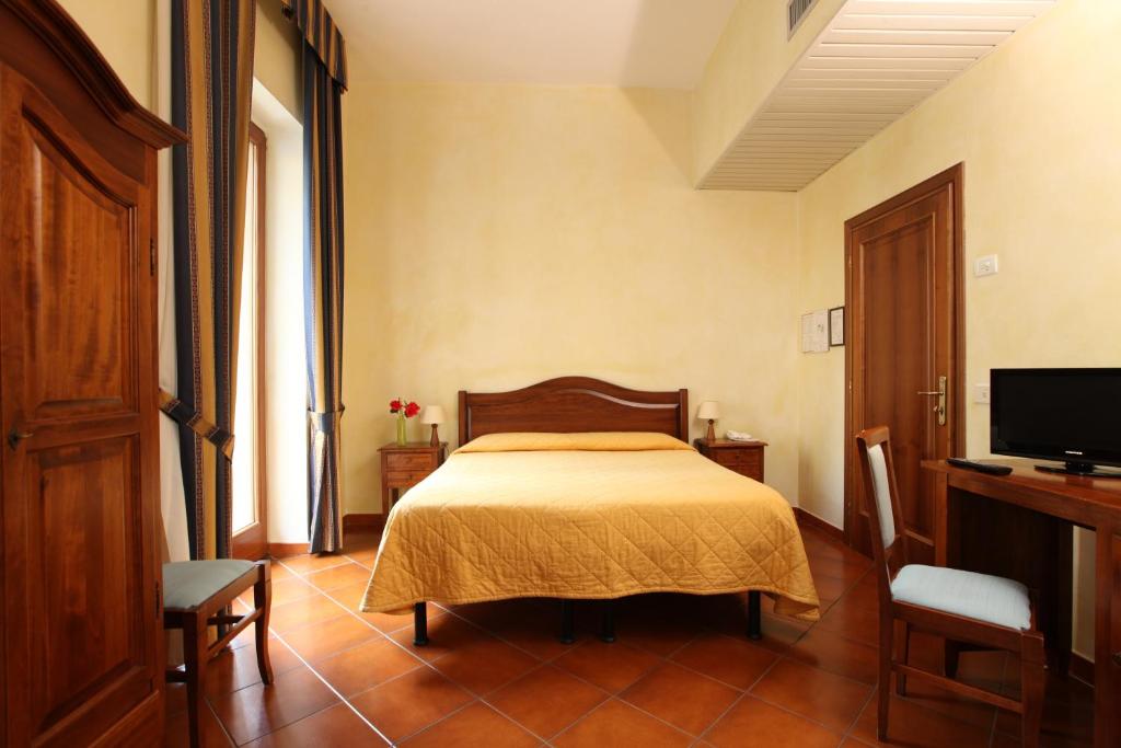L'Hotel Bologna est situé dans une rue calme, à 5 minutes à pied de la rivière Arno. Les chambres disposent de la climatisation, d'une télévision à écran plat et d'une connexion Wi-Fi gratuite.